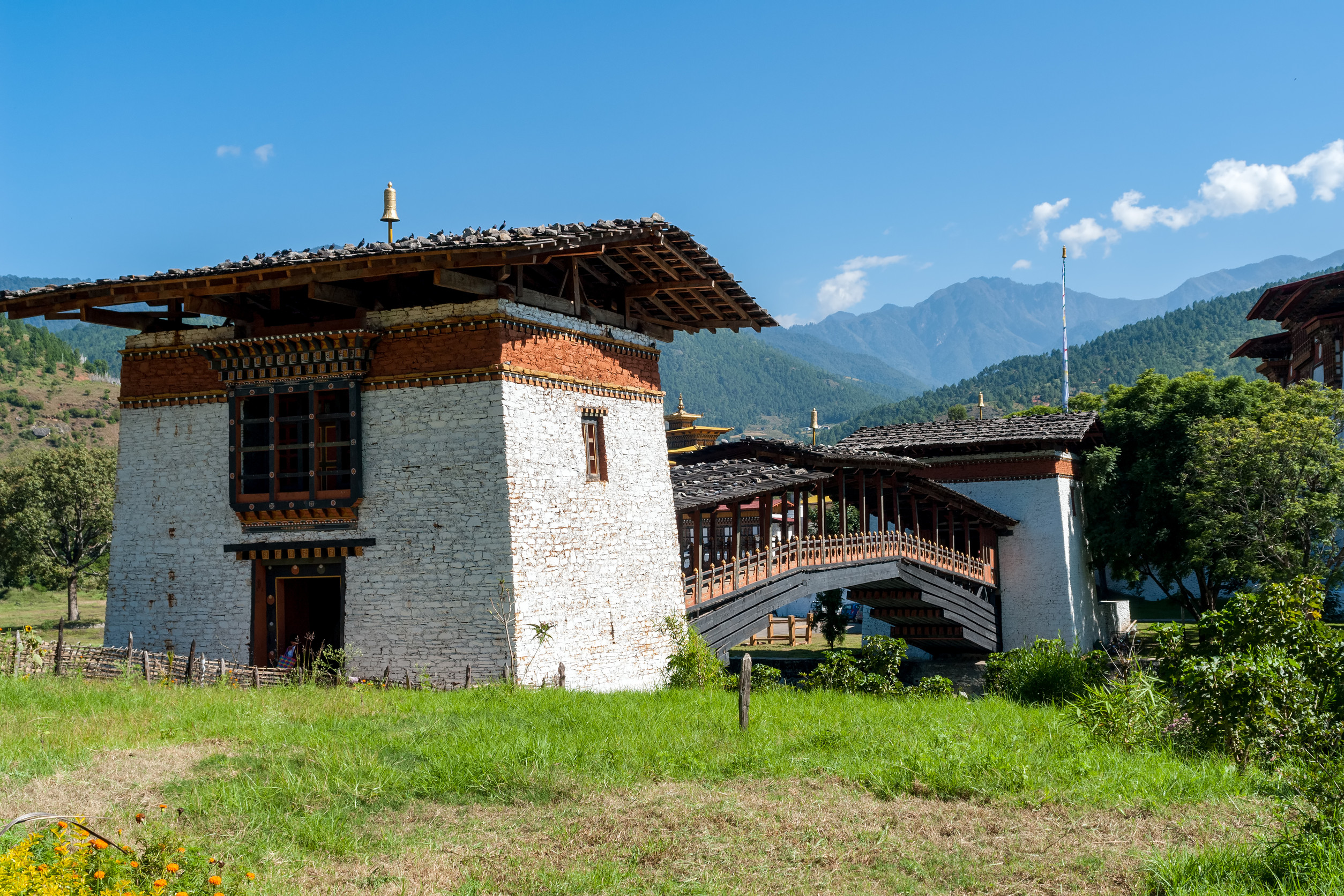gangantey monastery is a well known monastery in the phobjika valley of bhutan